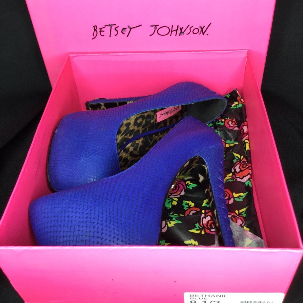 Betsey Johnson. Bethanii Blue
